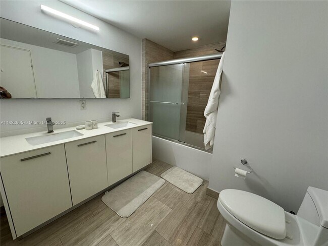Building Photo - 1300 Brickell Bay Dr