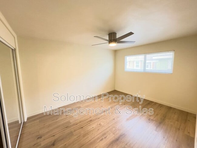 Building Photo - 515 N Ditmar St