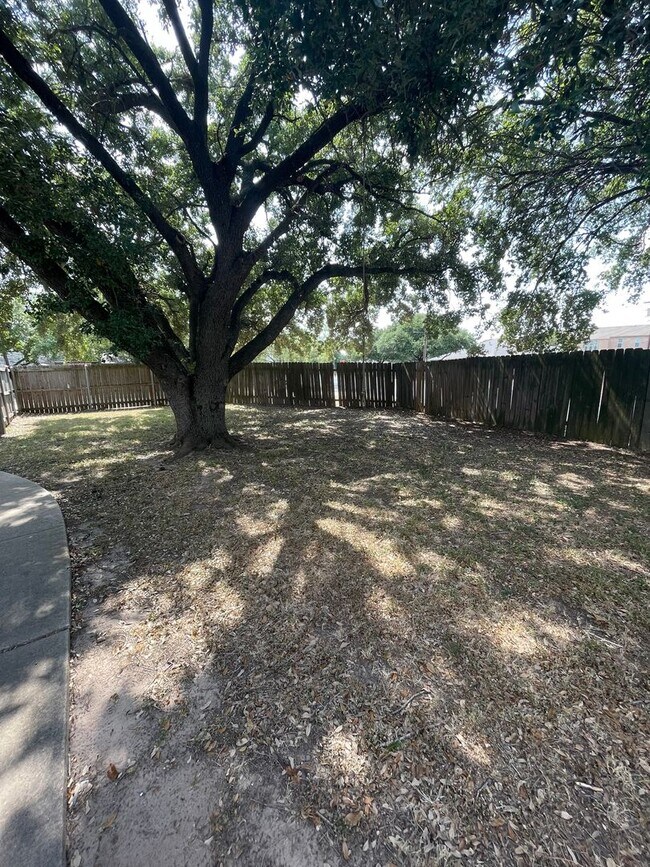 Building Photo - END OF JULY 2025 PRE-LEASE!  Spacious 3 Be...