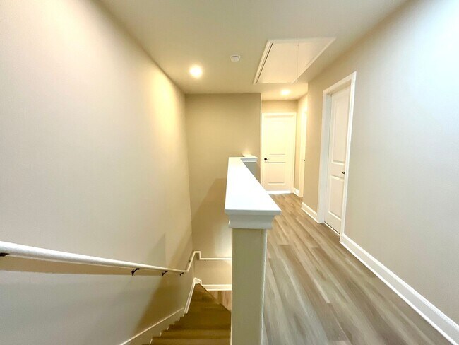 Building Photo - **APPLICATION RECEIVED** Three Bedroom Townhome in Prime Location! Close to New IKEA, I-35, Forum...