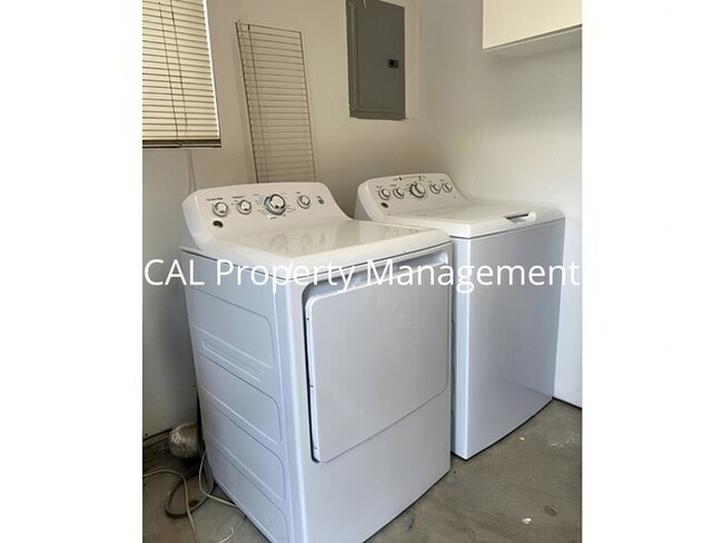 Building Photo - Modern Studio Back Unit, All Utilities Included