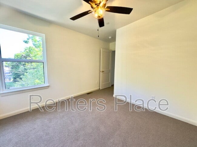 Building Photo - 1140 S Quincy Ave