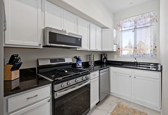Building Photo - Great Location Woodland Park Townhome!