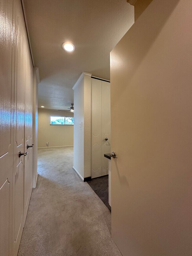 Building Photo - Upgraded Three Bedroom Duplex!