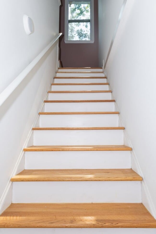 Building Photo - Spacious 4/3.5 w/ Master on Main and Fully...