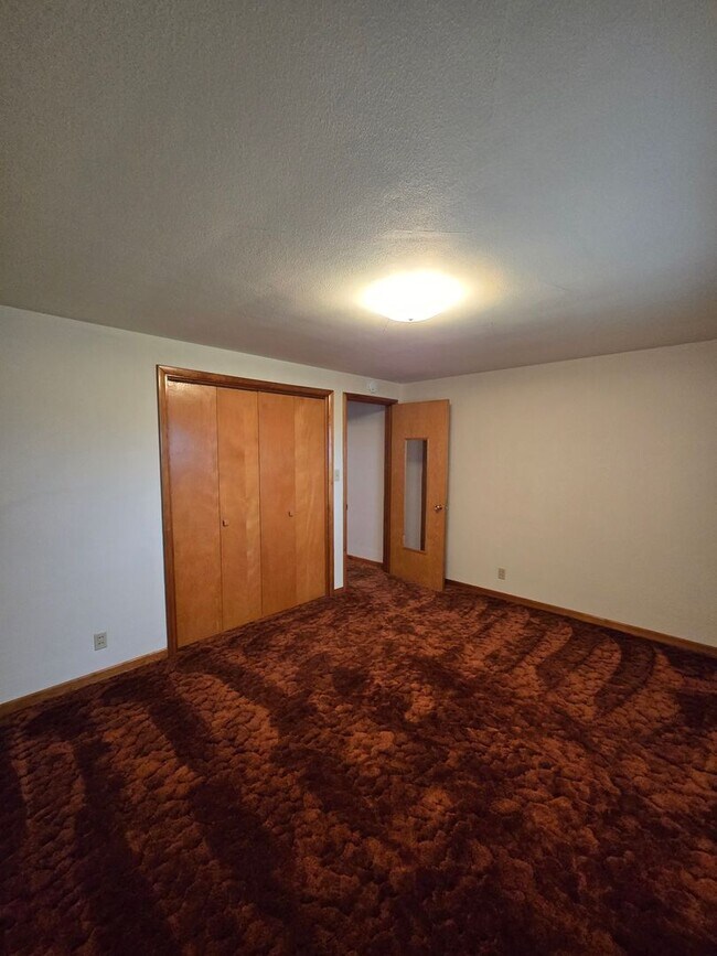 Building Photo - Pet Friendly 3 Bed / 2Bath Home with 2 Gar...