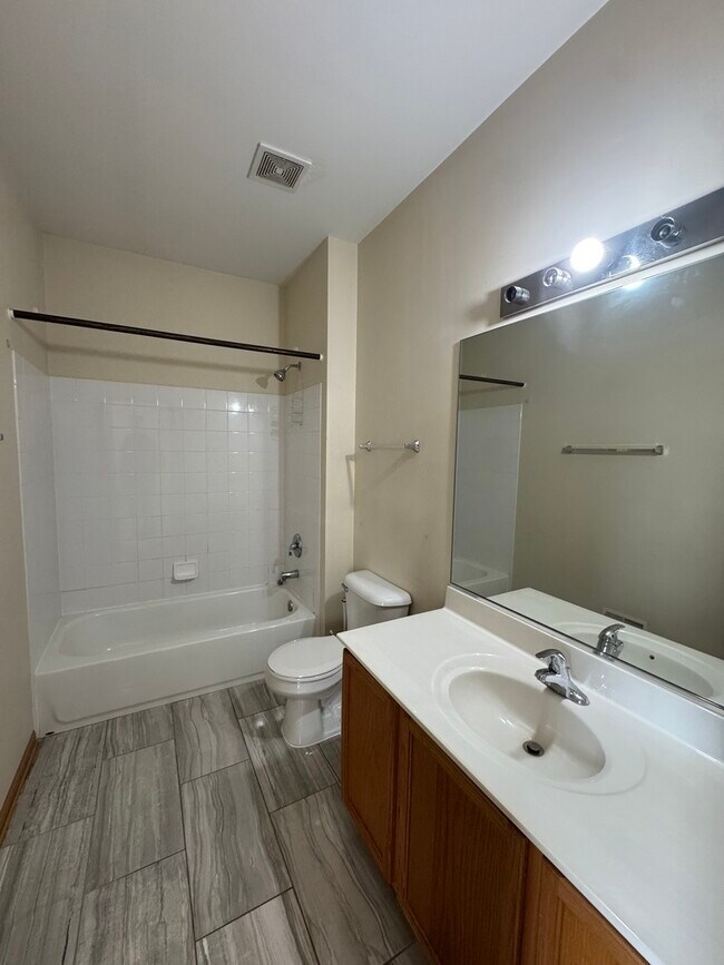 Building Photo - 1991 Westridge Pl