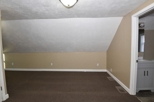 Building Photo - Mishawaka Northside 3 bedroom 1 1/2 story home with 2 bathrooms