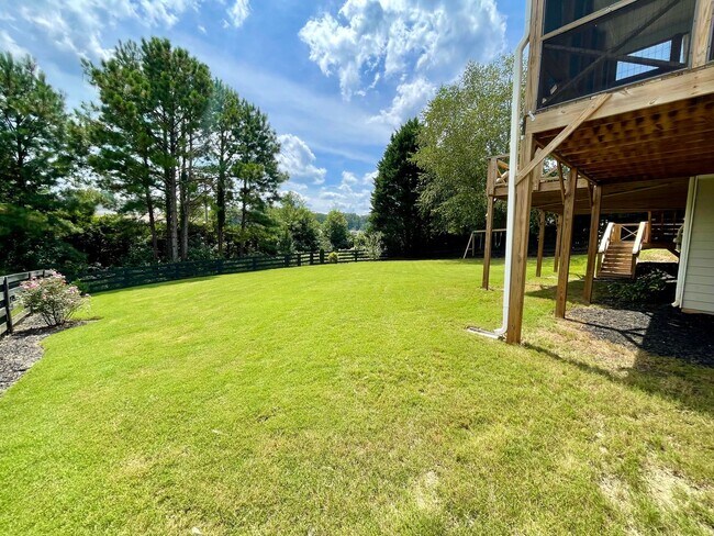 Building Photo - Gorgeous 5 bedroom 3.5 bath home in desira...