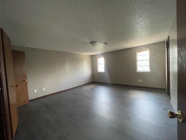 Building Photo - Charming 5 Bedroom House