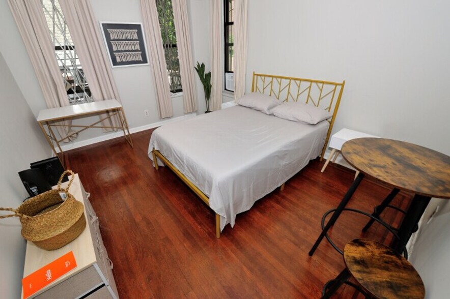 Building Photo - 321 E 78th St