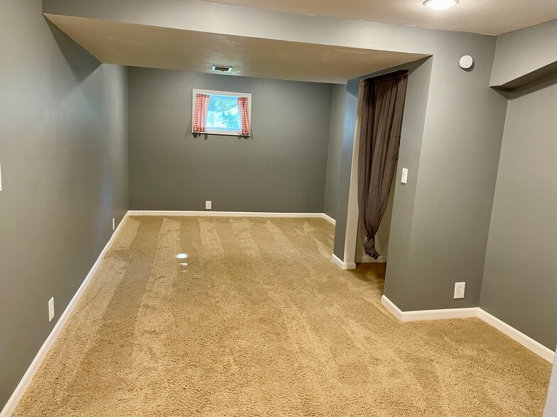 Building Photo - 12841 Schleweis Rd