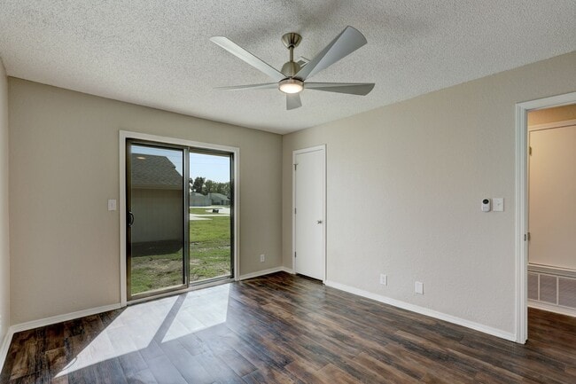 Building Photo - Home Like Living at Apartment Prices