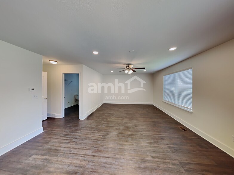 Building Photo - 2075 Ficus Way