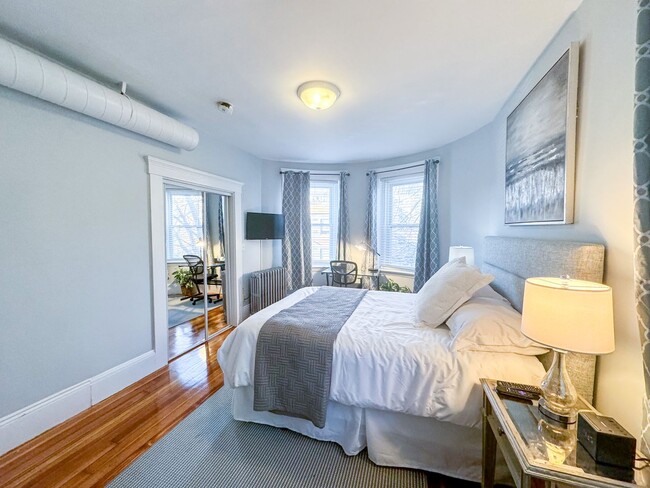 Building Photo - Amazing 3 bed 2 baths in Brookline.... MAY MOVE IN