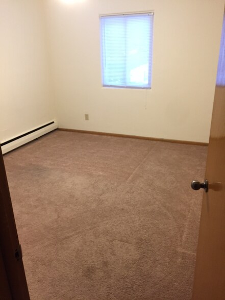 Building Photo - 556 Jenks Ave E