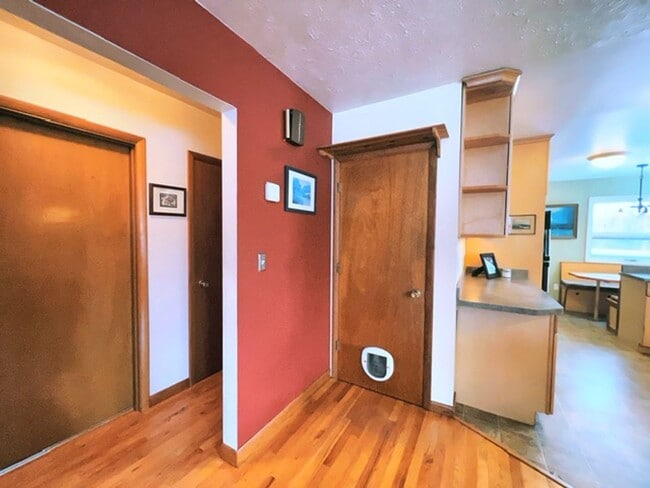Building Photo - Spacious Midtown Two Bedroom with Utilitie...