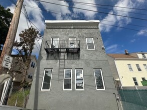 Building Photo - 208 5th St