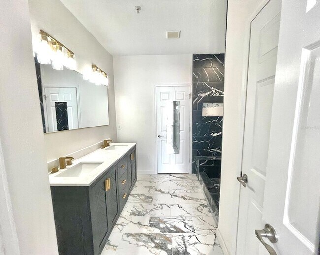 Building Photo - 2096 Kings Palace Dr