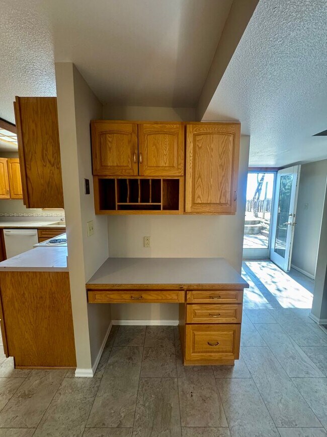 Building Photo - 4 Bedroom Home in Villa Loma-Available NOW