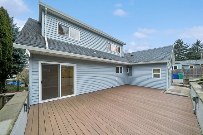 Building Photo - Beautiful Hillsdale 4 BR, 2 BA home