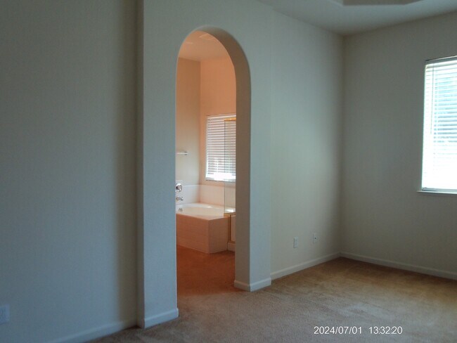 Building Photo - 634 Falling Rock Ct