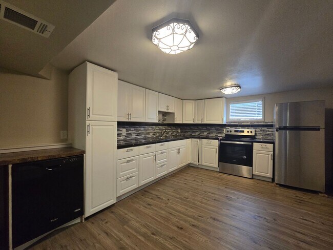 Building Photo - 1403 12th St W