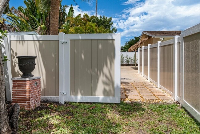 Building Photo - 2611 NE 16th St