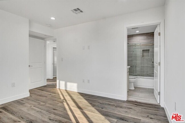 Building Photo - 2421 Cochran Ave