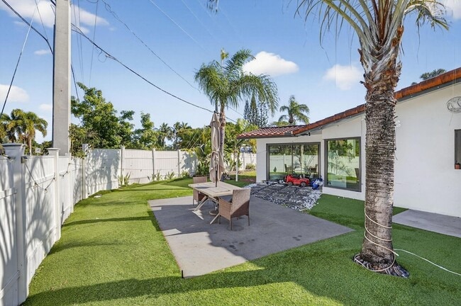 Building Photo - 2601 NE 8th Ct