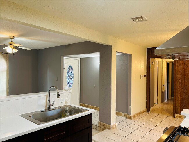 Building Photo - 7619 Vernwood St