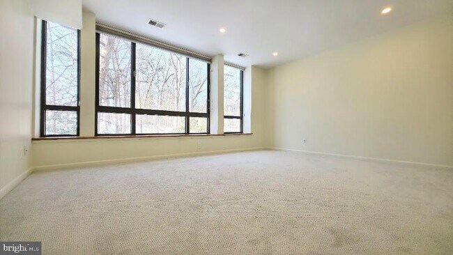 Building Photo - 4960 Sentinel Dr