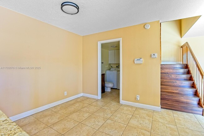 Building Photo - 2585 Garden Ct
