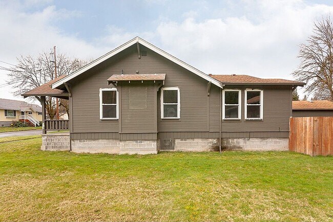 Building Photo - 208 B St