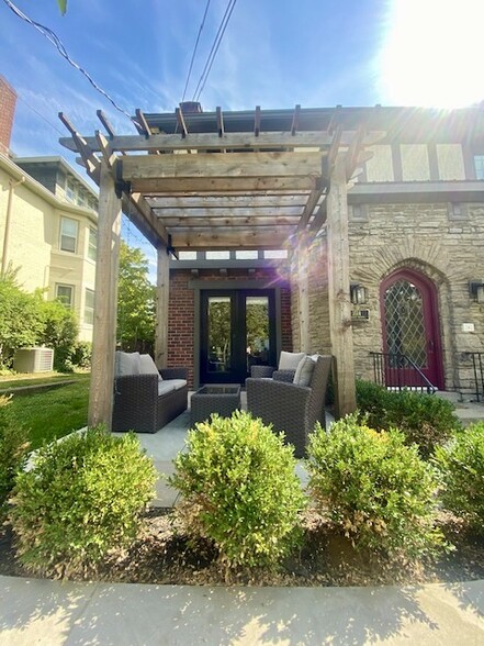 Street front patio - 3514 Mooney Ave