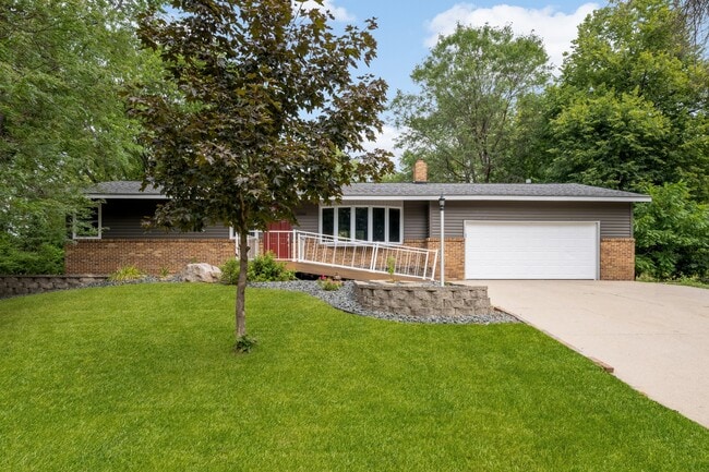 Building Photo - 11004 Oak Knoll Ter N