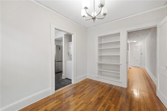 Building Photo - 716 Lakeview Ave NE