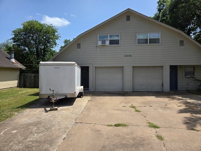 Building Photo - 1204 Holik Dr