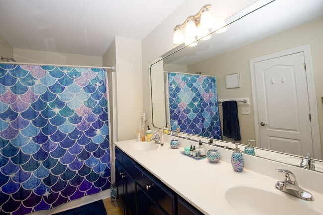 Building Photo - Charming 3 BR/2BA Ranch with fully fenced ...