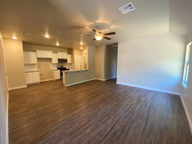 Building Photo - 3 bedroom 2 bath 2 car duplex available in Bethany!