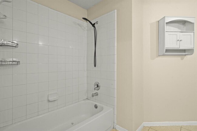 Building Photo - 420 Woodlake Dr