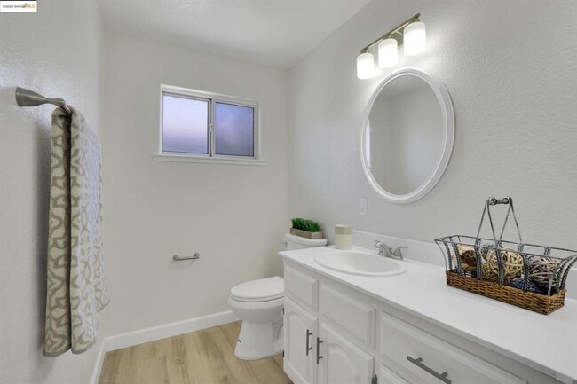 Building Photo - GREAT CUL DE SAC LOCATION IN PRIME TRACY N...