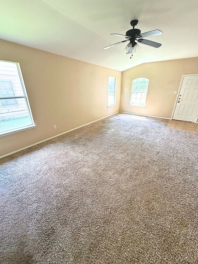 Building Photo - AVAILABLE NOW!