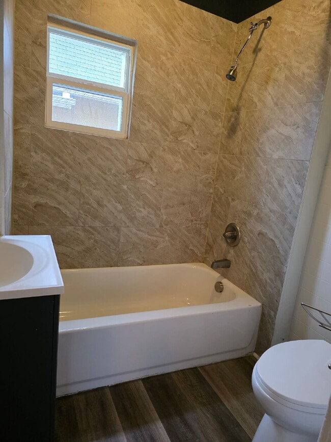 Building Photo - Charming 2-Bedroom, 1-Bathroom Home with views of Downtown Des Moines