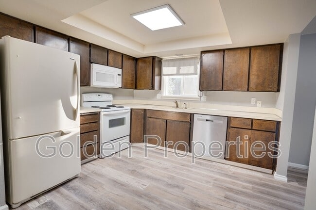 Building Photo - 3703 E Pine Hill Dr