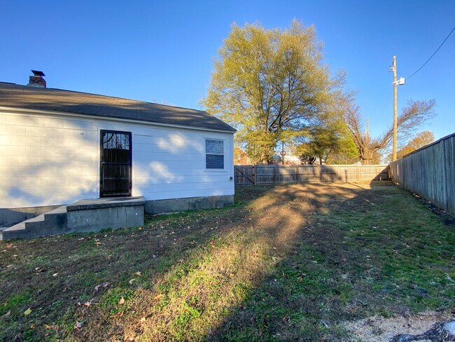 Building Photo - 2 bed, 1 bathroom house near Christian Brothers University in Midtown Memphis