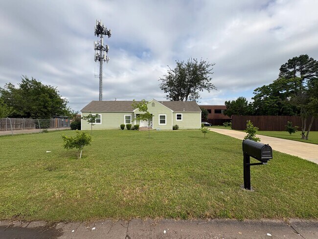 Building Photo - 1618 Bruce Dr