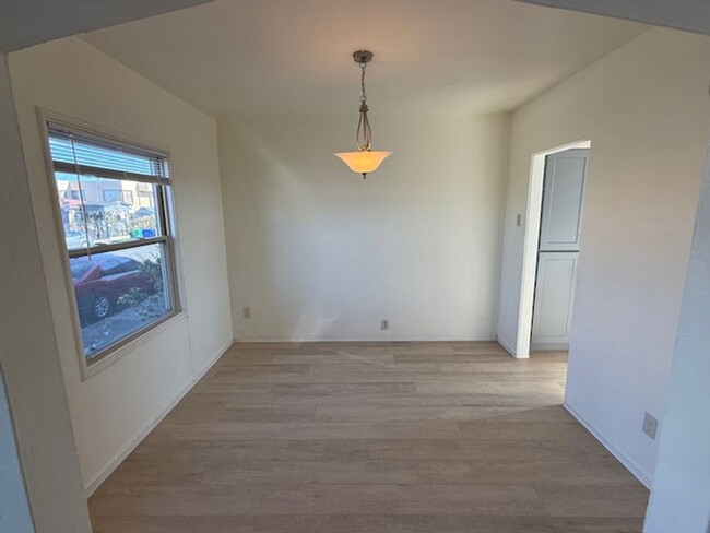 Building Photo - Updated 1-Bedroom Duplex with Lovely Priva...