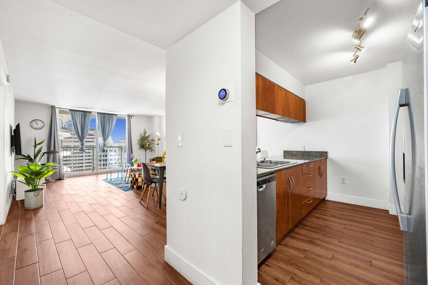 Building Photo - 1200 Brickell Bay Dr