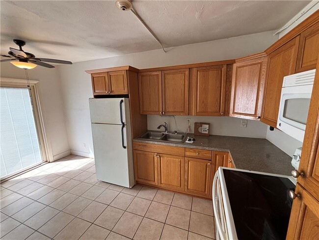 Building Photo - 336 Killingly St